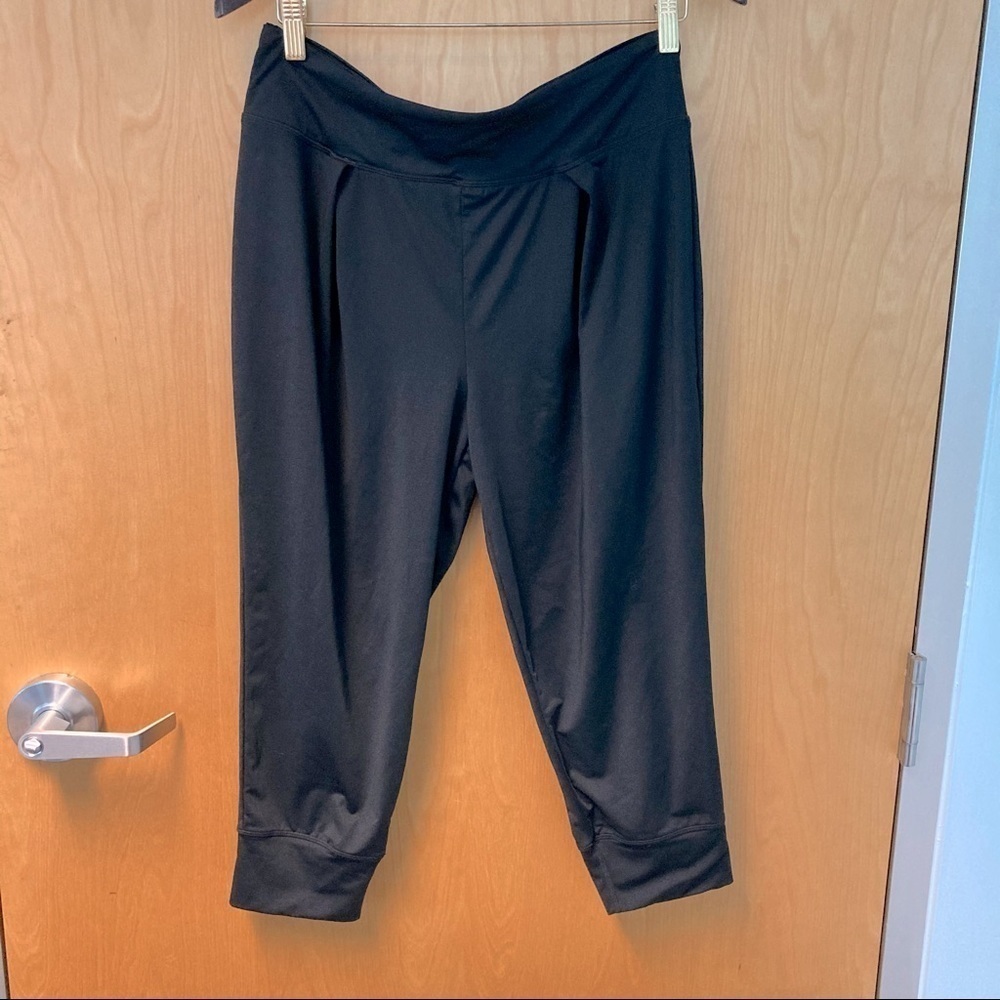 FABLETICS Sz M Jersey Knit Crop Capri Pleated Front Athletic Pants